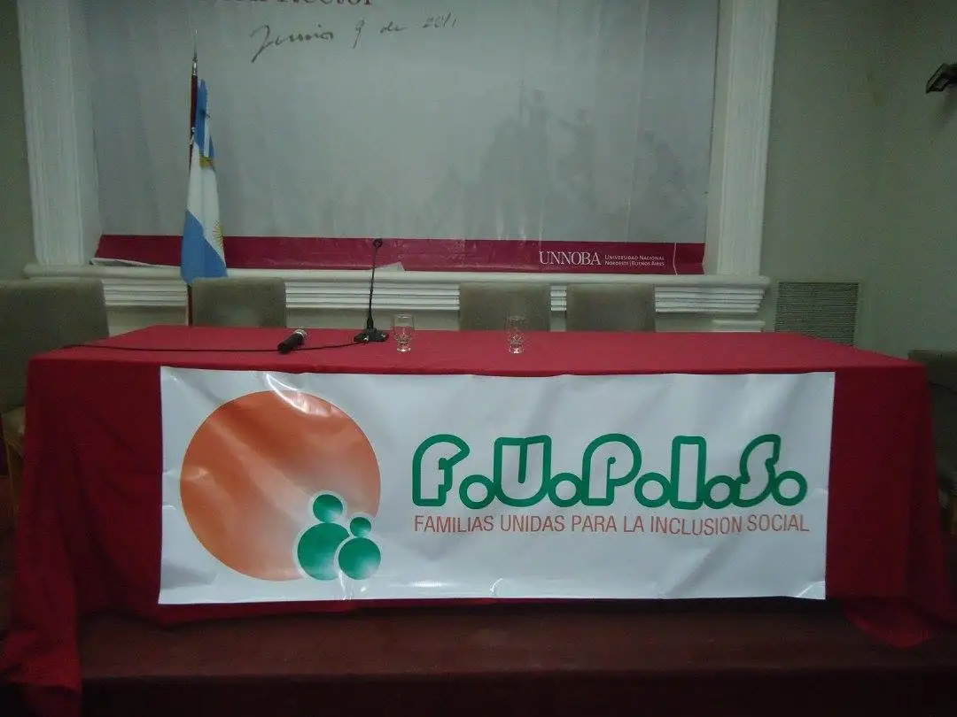 Mesa con el banner histórico de F.U.P.I.S. en una jornada realizada en la UNNOBA