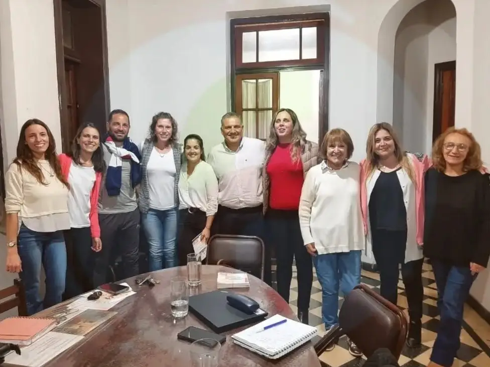 Integrantes de FUPIS reunidos alrededor de una mesa en la presentación del proyecto de inclusión laboral